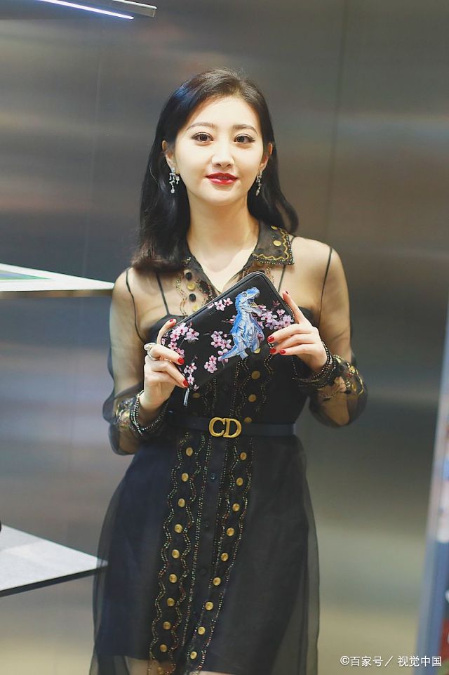 当晚景甜身穿黑色蕾丝透视裙,红唇衬的白皙皮肤简直美得有点犯规了